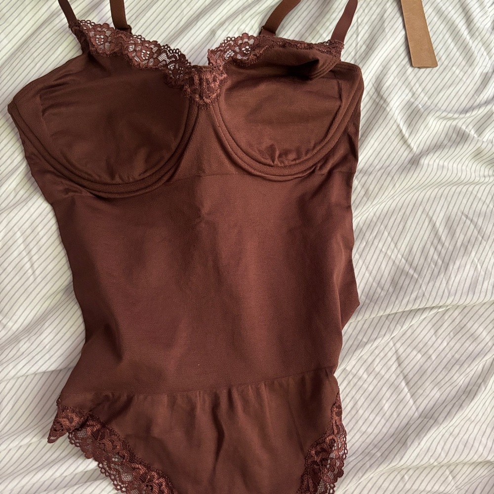 Lace ended shapewear bodysuit